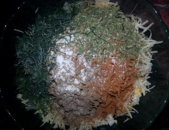 Добавляем сушеную зелень, травы