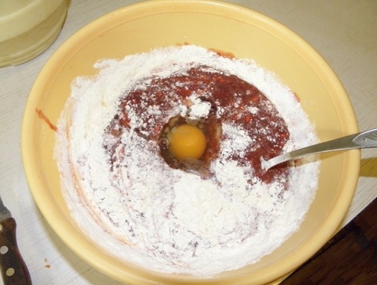 Добавим яйцо и соль