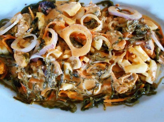 Поливаем салат приготовленной заправкой