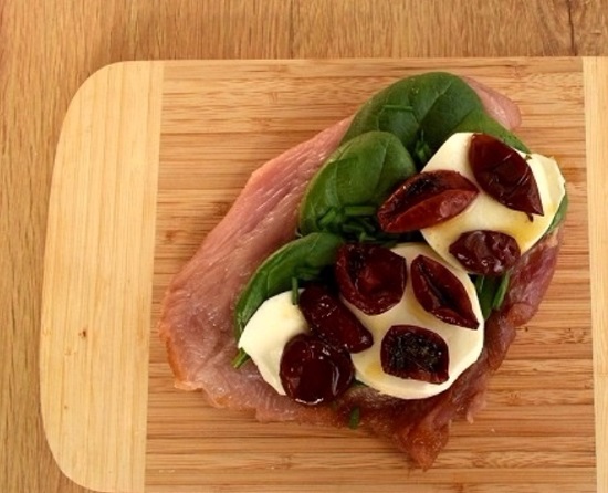 На половину филе выкладываем шпинат