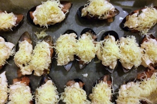 Посыплем ракушки измельченным сыром