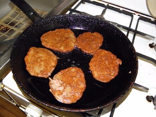 Обжариваем их с обеих сторон до румяности