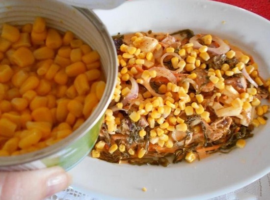 Выкладываем кукурузу в салат