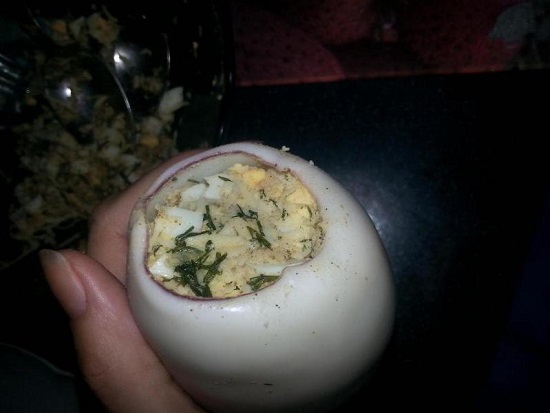 начинкой фаршируем кальмаровые тушки