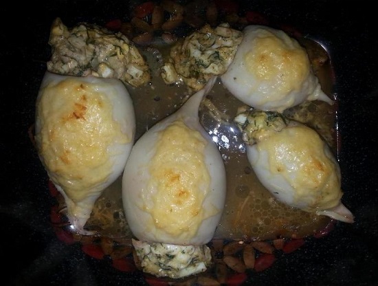 Кальмары, фаршированные грибами и яйцом