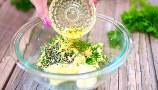 Добавим масло оливы и размешаем