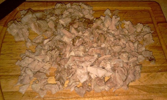 Отварное мясо нарезаем небольшими кусочками