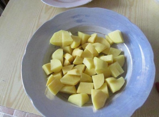 измельчаем картофельные клубни брусочками