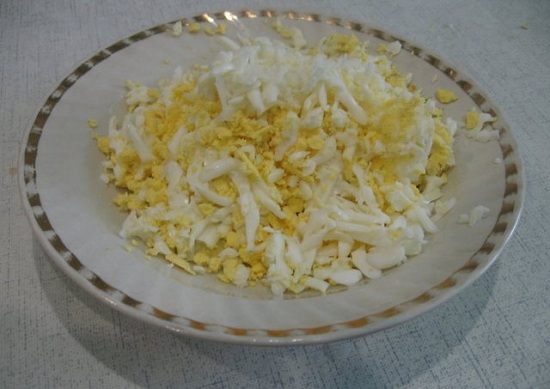 Отварим яйца вкрутую и очистим