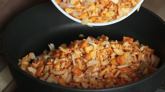 Выкладываем в сковороду нашинкованные грибы-лисички