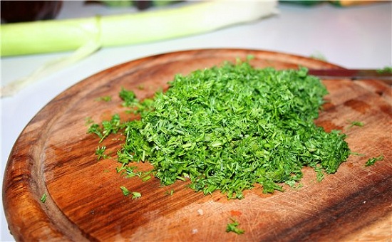 Зелень мелко рубим ножом