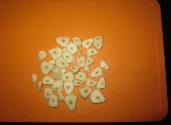 Чесночные зубки нарезаем дольками