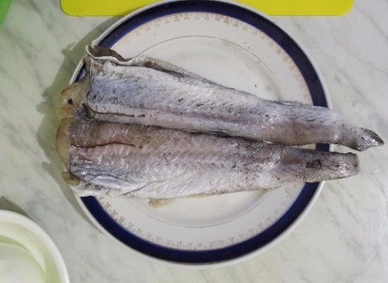 Промываем тушки минтая под проточной водой