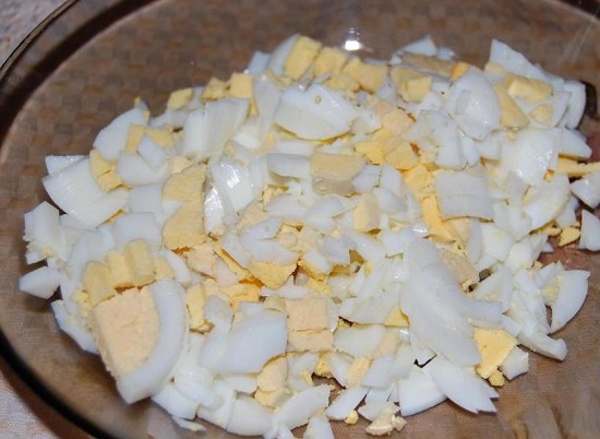 Выкладываем первый ингредиент в салатницу