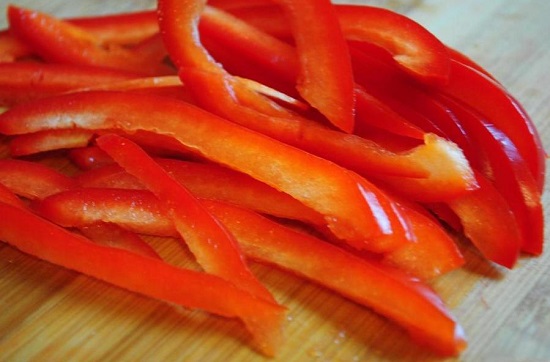 Измельчаем болгарский перец тоненькими полосками