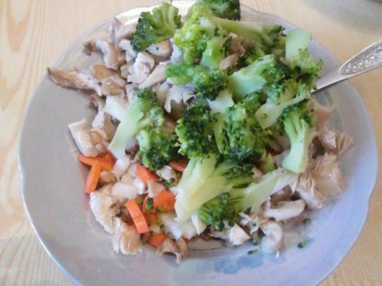 Шинкуем луковицу, а вешенки нарезаем