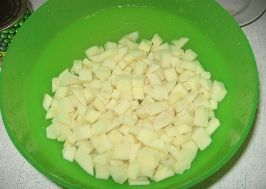 Картофельные клубни очистим и нашинкуем