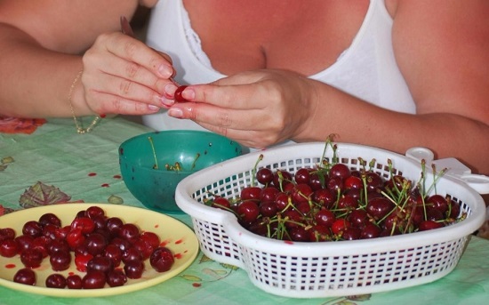 Из вишневых плодов убираем косточки