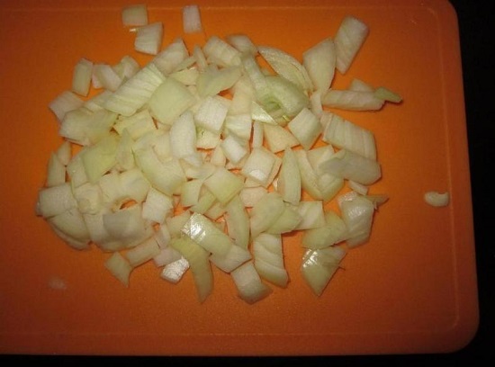 Луковицу измельчаем кубиками