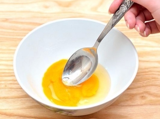 слегка взбиваем их венчиком либо ложкой