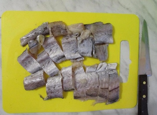 Нарезаем тушки минтая порционными кусочками