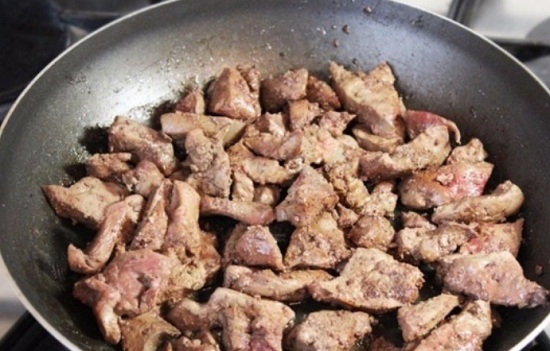 Отдельно обжарим индюшиную печень