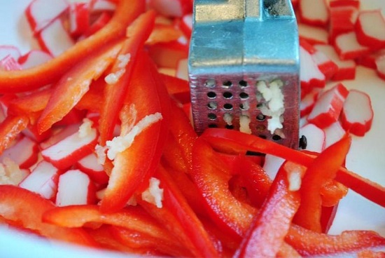 измельченный на терке или под прессом чесночный зубок