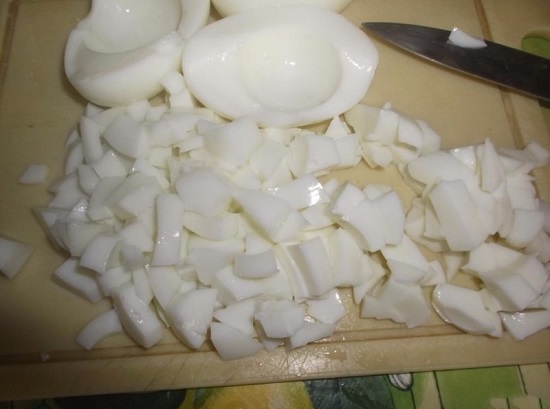 Белки нарезаем меленькими кубиками