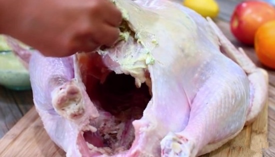 Часть подготовленного соуса равномерно распределяем