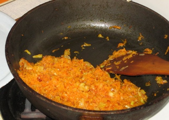 Измельчаем овощи удобным способом и пассеруем