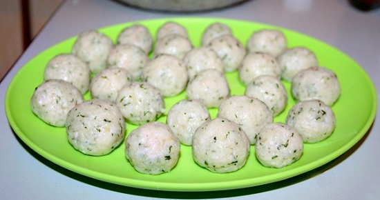 Из рыбного фарша скатываем шарики