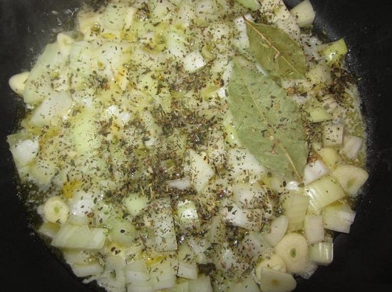 добавляем к овощам лавровый лист