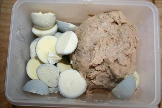 соединим консервированную тресковую печень с желтками