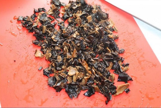 Измельчаем вареные грибочки