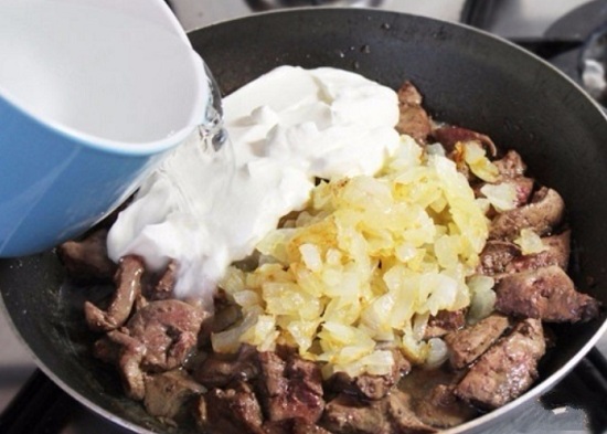 Вводим сметану и 1 ст. фильтрованной воды