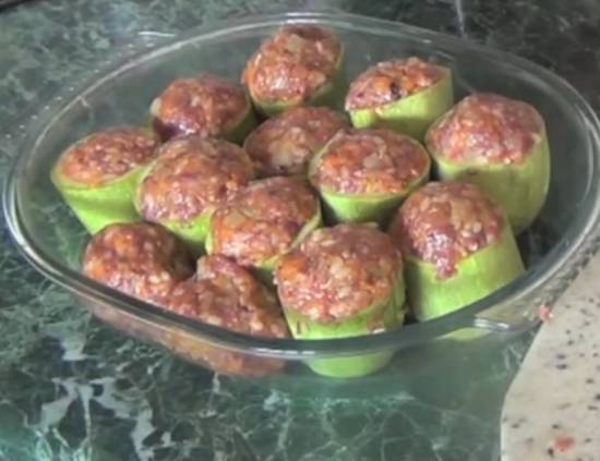 Фаршируем приготовленной начинкой кабачки