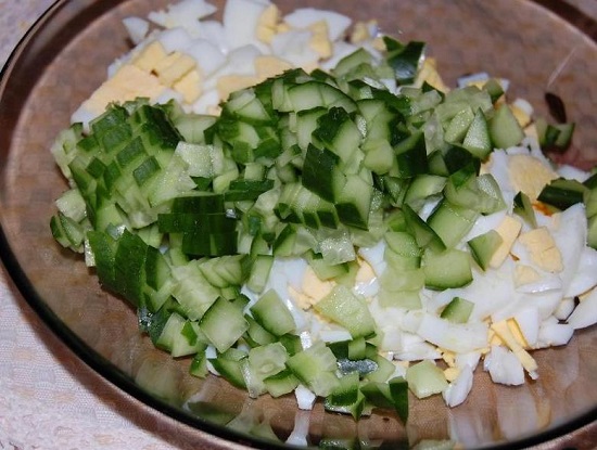 Добавляем в салатницу следующий ингредиент