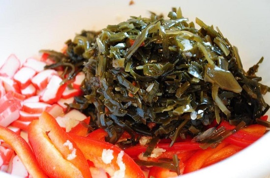 Выкладываем в салатницу морскую капусту