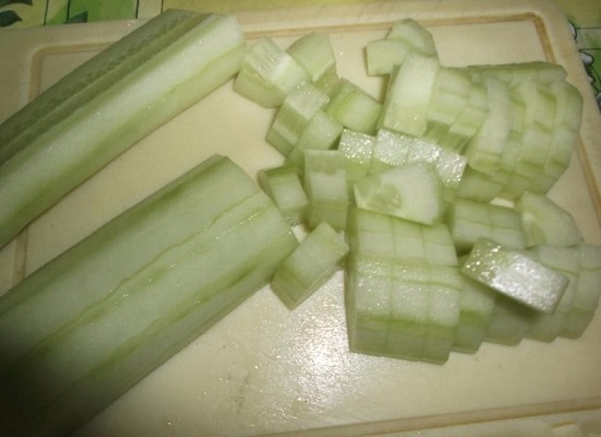 Нарезаем огурцы кубиками