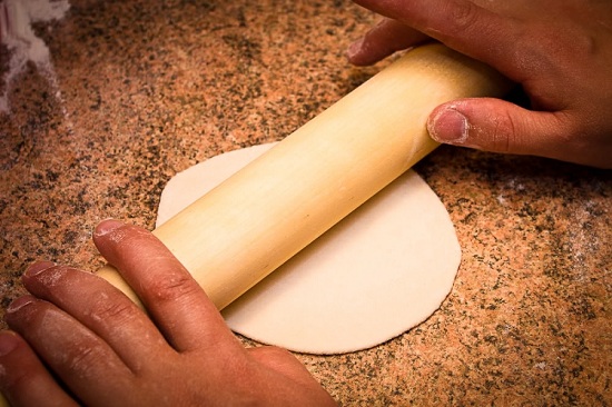 Каждый из них скалкой раскатаем тоненько