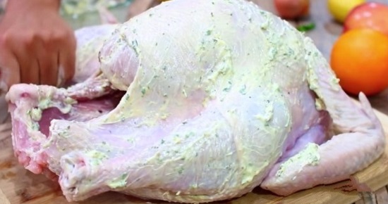 Оставшимся соусом натрем индейку сверху