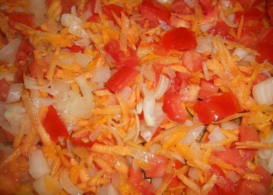 Солим заливку и приправляем перцем