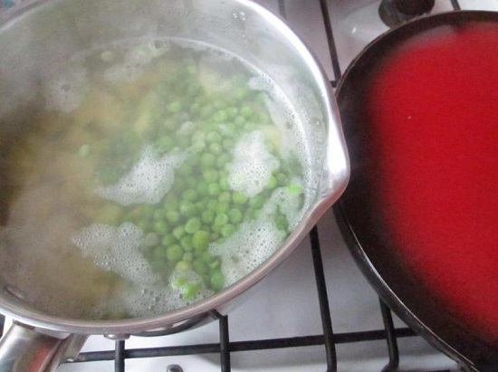 добавляем к картофелю зеленый замороженный горошек