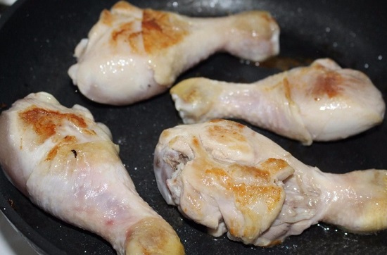 Обжариваем их до появления золотистой корочки