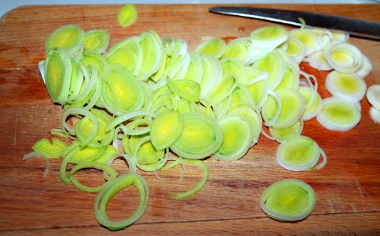 Лук-порей нарезаем в форме полуколец