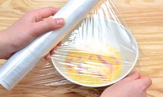 Размешиваем продукты и накрываем посуду пленкой