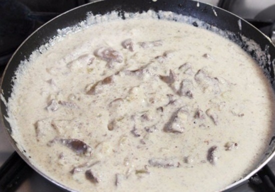 добавим просеянную муку