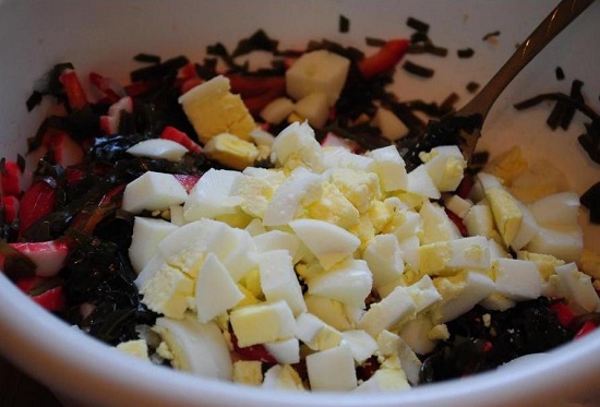 Добавляем вареные яйца в салат