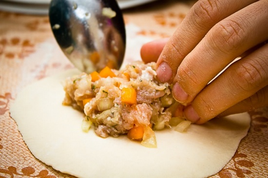 В центр каждой заготовки выложим начинку