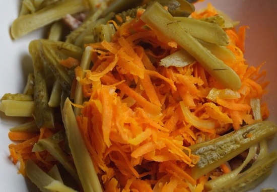 можно положить измельченный чесночный зубок